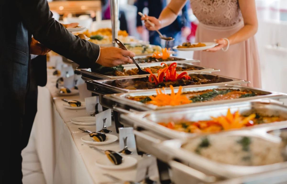 Buffet de réception élégant avec divers plats chauds en self-service.