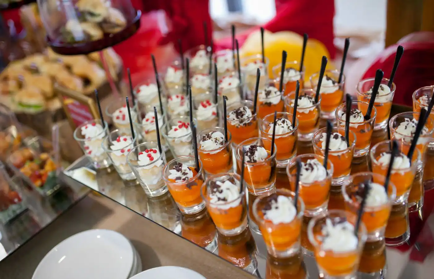 Table de buffet avec assortiment de verrines sucrées, parfait pour un cocktail dînatoire ou une réception élégante.